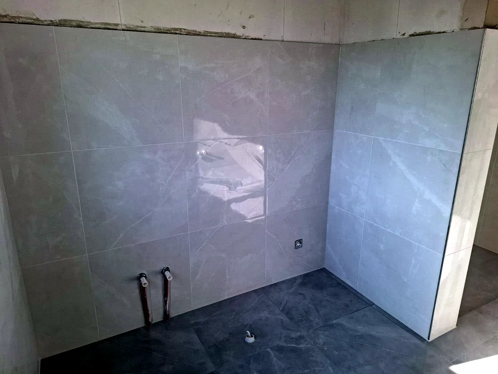 Badewanne mit beigen Wand- und Bodenfliesen