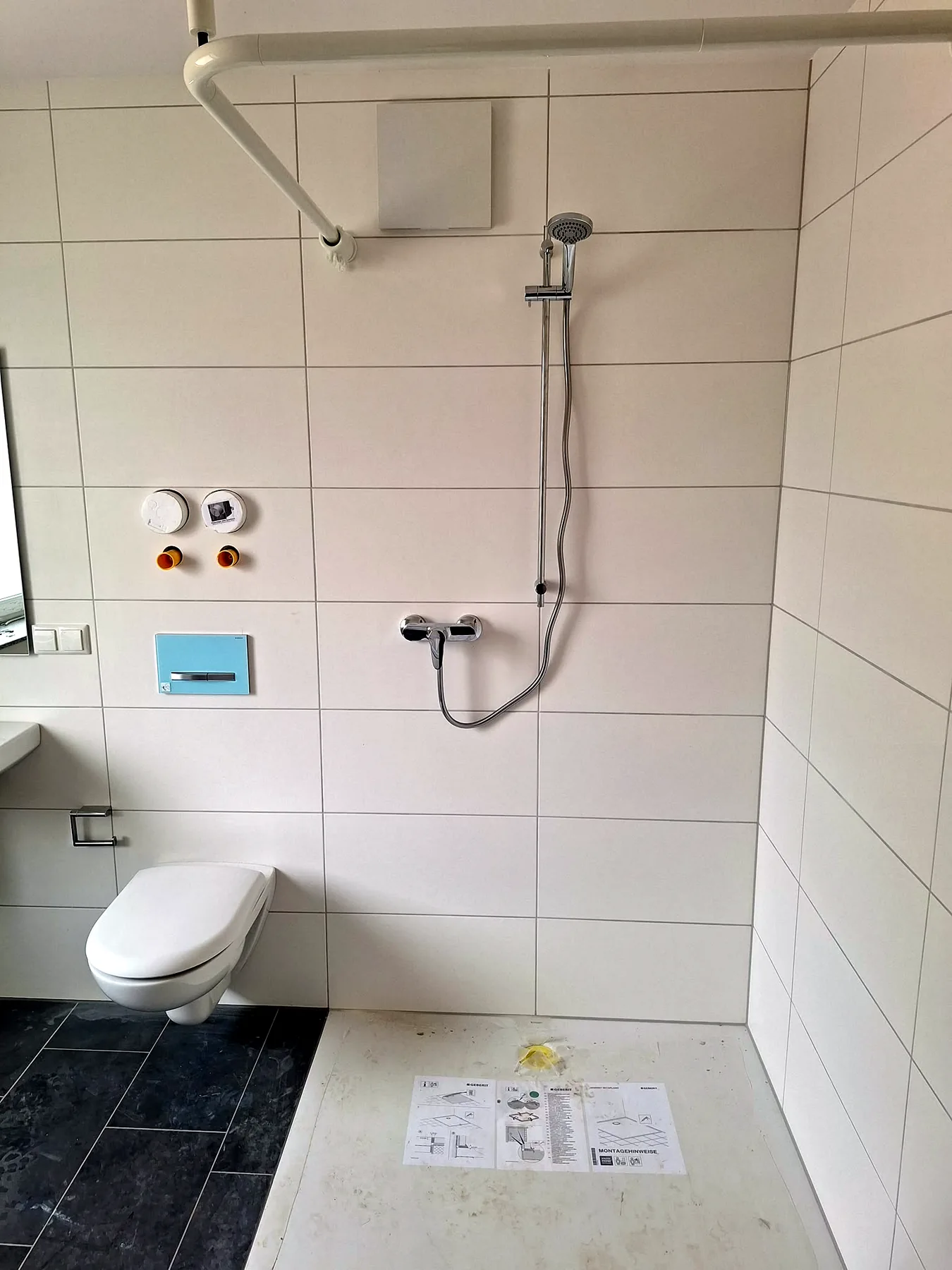 Duschbereich nach der Badsanierung mit vorbereiteten Armaturen