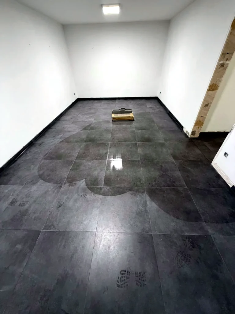 Dunkle Großformatfliesen in einem fertig verlegten Wohnraum