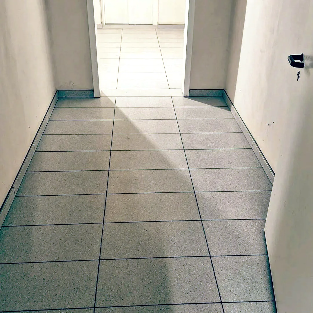 Fliesenboden im Flur mit quadratischem Format