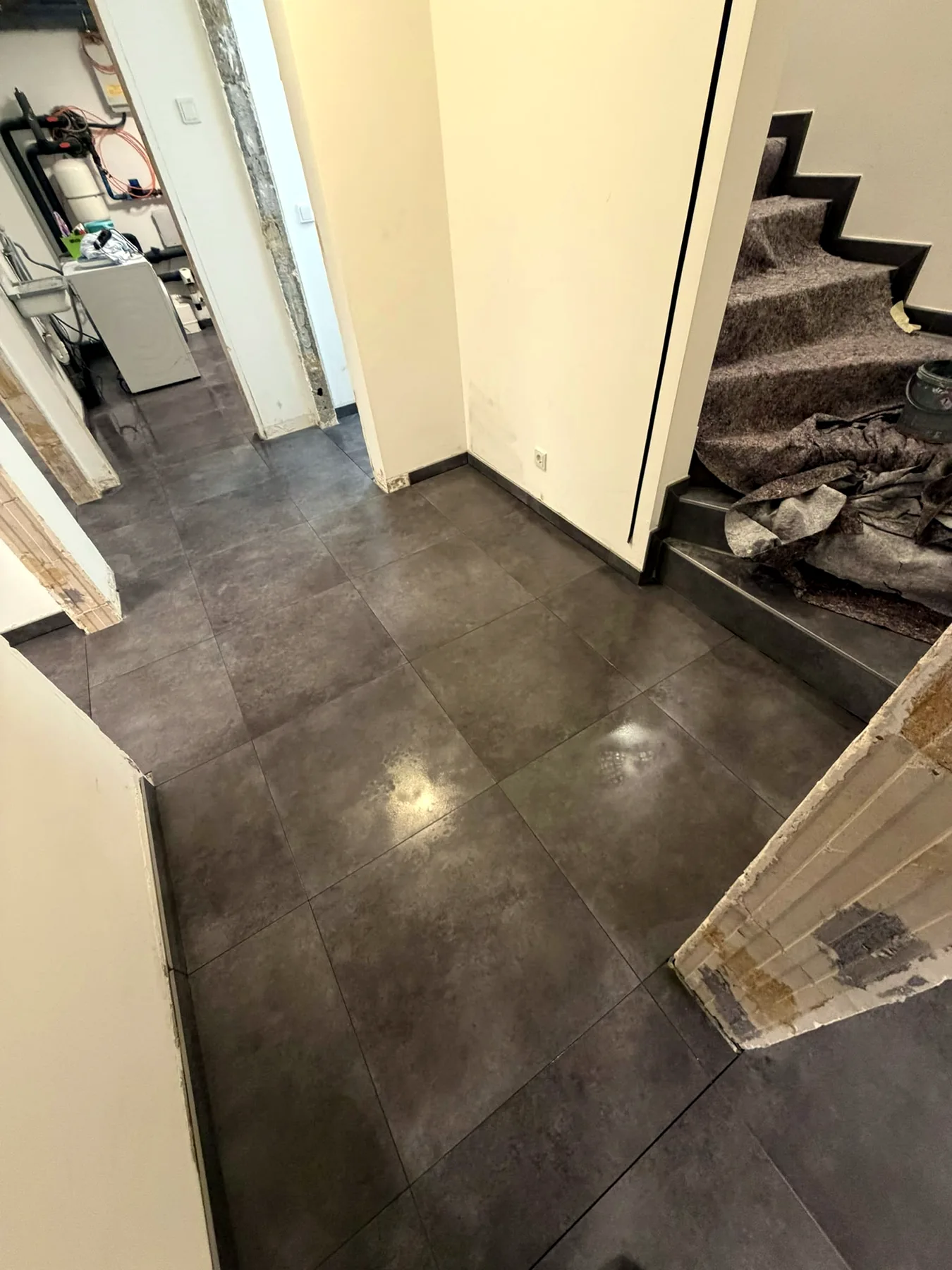 Fliesenboden im Flur w?hrend der Renovierung