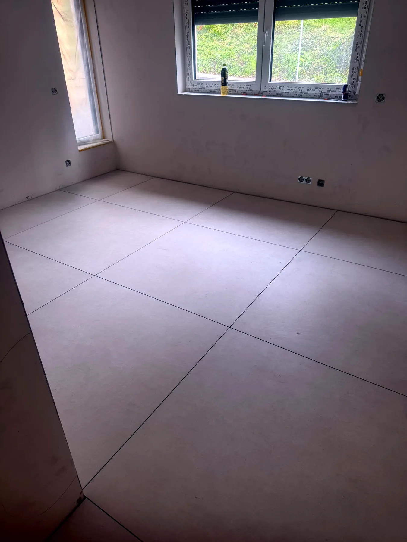 Große Bodenfliesen in einem hellen Zimmer