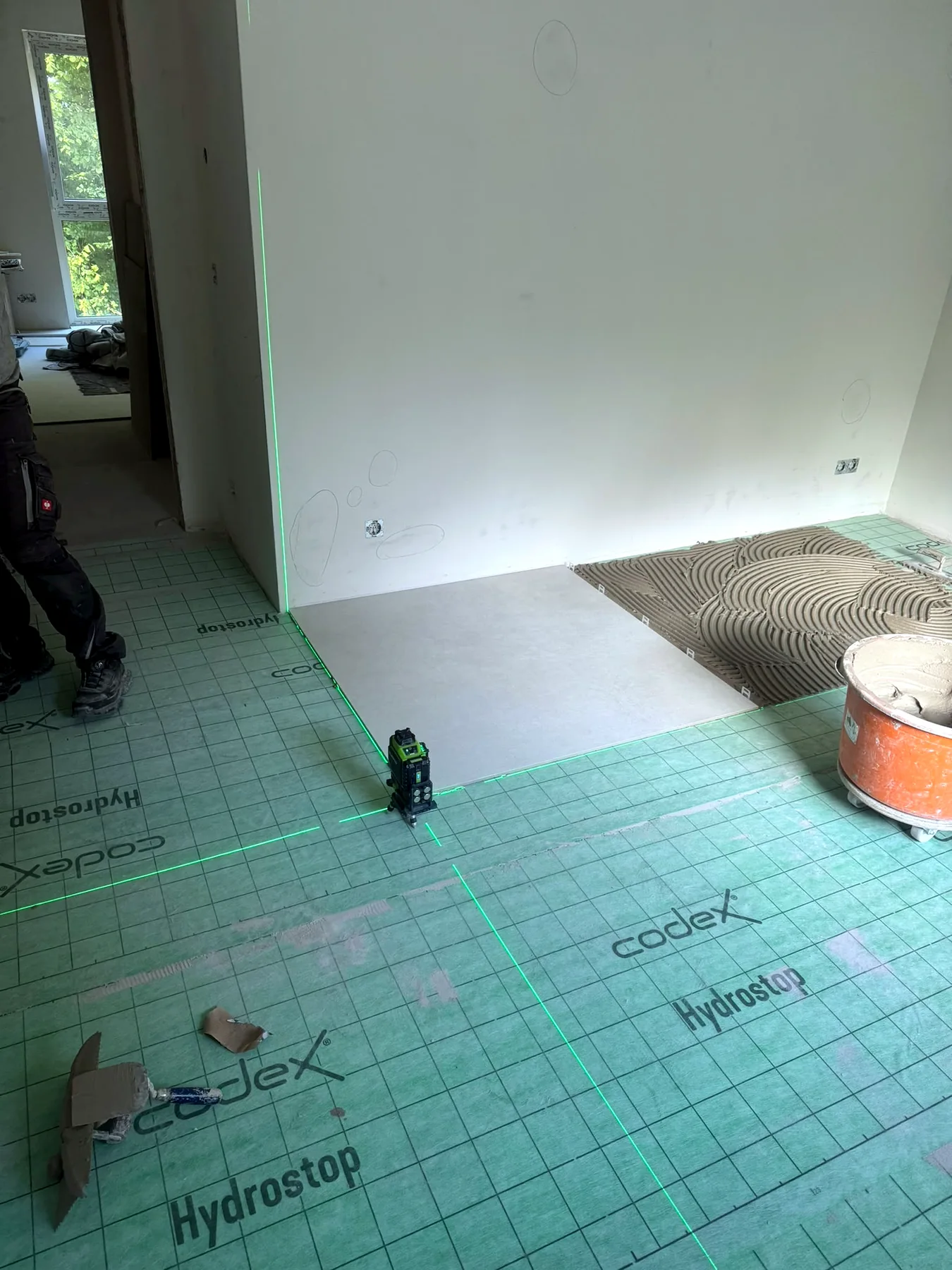 Helle Großformatfliesen im Wohnraum von Kreative Fliesen