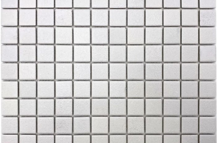 Weiße Mosaikfliesen mit gleichmäßigem Fugenbild
